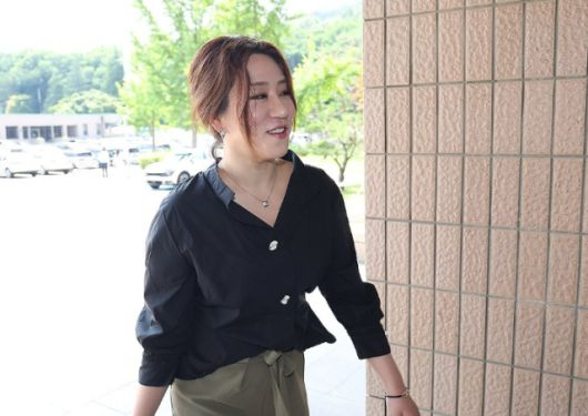 '고발 사주' 의혹 제보자인 조성은씨가 고발인 조사를 위해 23일 경기도 과천 고위공직자범죄수사처로 들어서고 있다. [사진=연합뉴스]