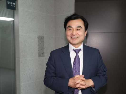 국방부 장관 후보자로 지명된 안규백 더불어민주당 의원이 23일 국회 의원회관 의원실을 나서고 있다. [사진=연합뉴스]