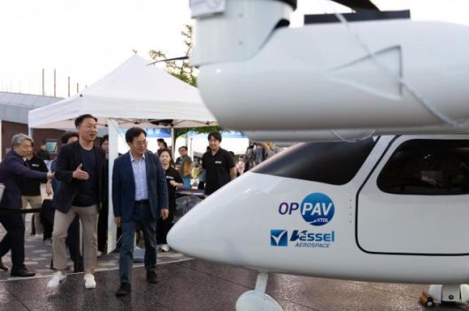 시흥시 배곧생명공원에서 열린 2024 경기 미래모빌리티 페스타 2일차에서 김동연 경기도지사가 전시된 드론기체를 보고 있다. [사진=경기도]