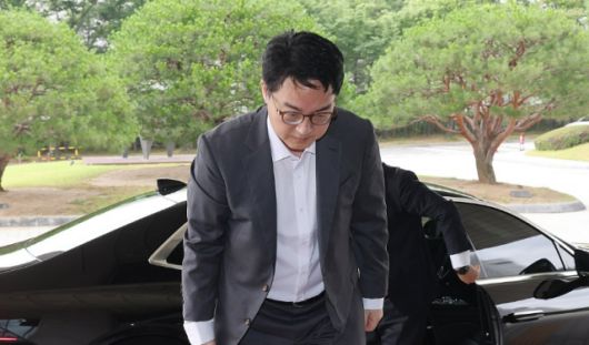 심우정 검찰총장이 지난 17일 서울 서초구 대검찰청으로 출근하며 취재진을 향해 인사하고 있다. [사진=연합뉴스]