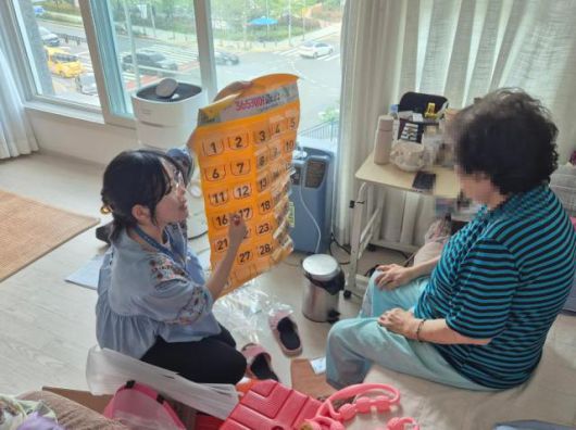 일광읍행정복지센터 직원이 대상 가구를 방문해 건강물품 지원사업을 진행하고 있다[사진=기장군]