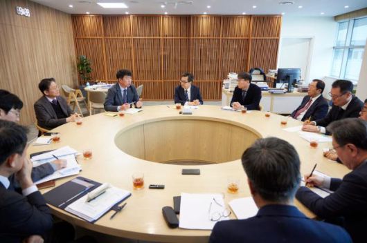 경기도청 집무실에서 열린 자동차 부품업계 관세 대응을 위한 후속조치 점검회의에서 김동연 경기도지사가 트럼프 관세 부과에 따른 피해현황 청취 및 추가 대응방안 논의를 하고 있다. [사진=경기도]