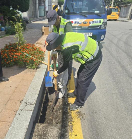 동해시가 도로 배수시설 일제 정비에 나서고 있다. [사진=동해시]