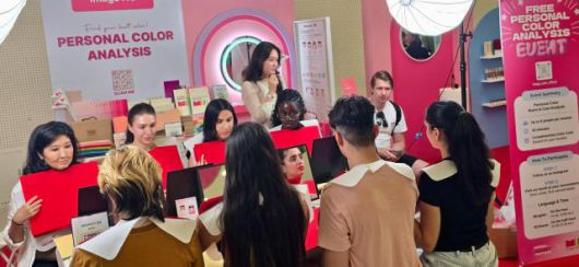 19일 서울 동대문 동대문디자인플라자(DDP)에서 열린 2025 코리안뷰티페스티벌 K-뷰티 타운에서 외국인 관광객들이 퍼스널 컬러 분석 체험을 하고 있다. [사진=기수정 기자]