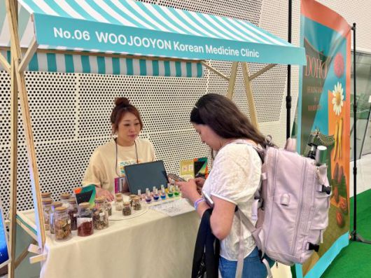 20일 서울 동대문 동대문디자인플라자(DDP)에서 열린 2025 코리안뷰티페스티벌 K-뷰티 타운 웰니스 부스에서 외국인 관광객들이 체험하고 있다. [사진=강상헌 기자]