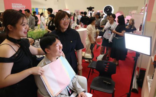 장미란 문화체육관광부 제2차관이 19일 서울 중구 동대문디자인플라자(DDP)에서 열린 코리아뷰티페스티벌 개막식 행사에 앞서 부스를 둘러보고 있다. [사진=문화체육관광부]