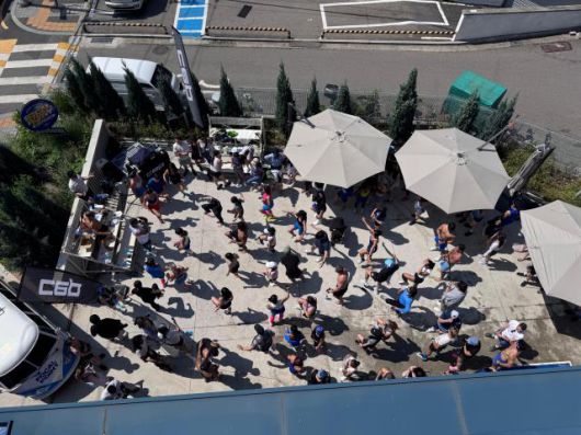 런 레이브 행사 시작 전 준비운동을 하는 참가자들 [사진=포컬포인트]