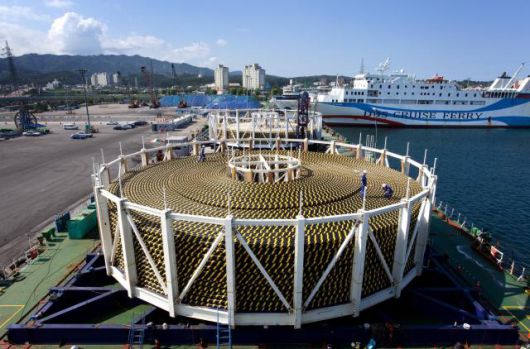 LS전선이 동해시 사업장 인근 동해항에서 해저케이블을 선적하고 있다.[사진=LS전선]