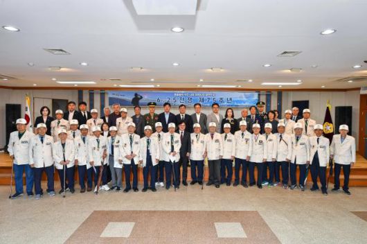 김포시가 미래 주역인 청소년과 유공자, 보훈가족 등 300여명이 함께 한 가운데 25일 김포시민회관 다목적홀에서 6·25전쟁 제75주년 행사를 개최했다.[사진=김포시]