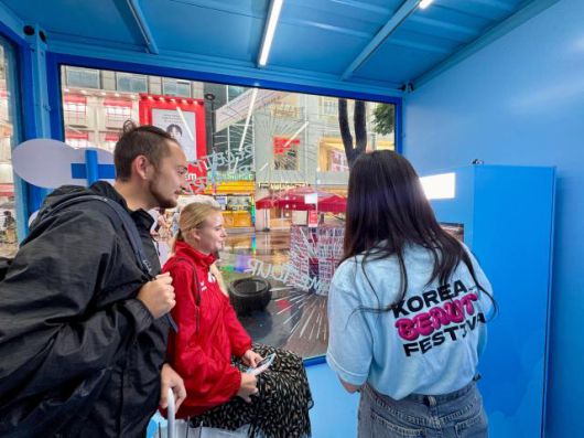 20일 서울 명동 명동예술극장 앞 2025 코리안뷰티페스티벌 웰컴센터에서 외국인 관광객들이 체험하고 있다. [사진=강상헌 기자]