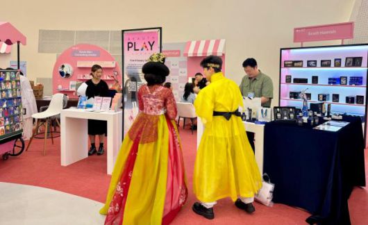 20일 서울 동대문 동대문디자인플라자(DDP)에서 열린 2025 코리안뷰티페스티벌 K-뷰티 타운에서 외국인 관광객들이 한복을 입고 체험하고 있다. [사진=강상헌 기자]