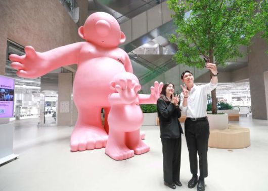 27일 오전 충북 청주시 흥덕구 가경동에 위치한 커넥트현대 청주 1층 '미스터 핑크' 조형물 앞에서 고객들이 기념사진을 찍고 있다. [사진=현대백화점]