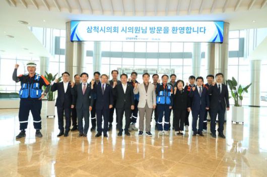 삼척시의회 과ㅑㄴ계자들이 지난 26일 삼척 블루파워를 방문하여 주요 시설을 면밀히 둘러보고 임직원들과 심도 깊은 간담회를 개최했다. [사진=삼척시의회]