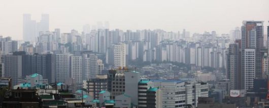 정부가 27일 발표한 가계부채 관리 강화 방안은 수도권·규제지역 주택담보대출 최대한도를 6억원으로 설정해 과도한 대출을 막고, 실수요가 아닌 경우 대출을 제한하는 데 초점을 맞췄다. 정부가 이날 '초강수' 대출 규제책을 내놓은 것은 서울 강남 아파트값 급등세가 최근 비강남권까지 확산하며 상황이 심상치 않다고 판단했기 때문이다. 사진은 이날 촬영한 서울시 아파트. [사진=연합뉴스]