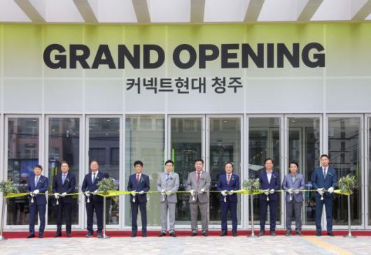 27일 오전 충북 청주시 커넥트현대 청주 정문 앞에서 열린 오프닝 세레모니에서 장호진 현대지에프홀딩스 사장(사진 왼쪽)과 정지영 현대백화점 사장(오른쪽)이 참석자들과 테이프 커팅식을 진행하고 있다. [사진=현대백화점]