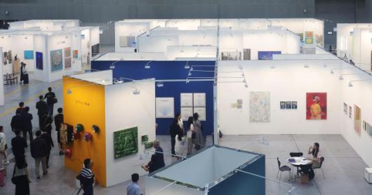 6월 26일 경기도 수원시 영통구 수원컨벤션센터에서 열린 '2025 화랑미술제 인(in) 수원'에 다양한 미술 작품이 전시돼 있다. [사진=연합뉴스]