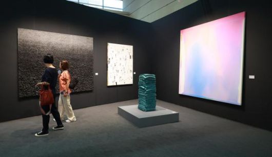 4일 오전 서울 강남구 코엑스에서 열린 세계적인 아트페어 '프리즈 서울 2024' VIP 프리뷰를 찾은 관람객들이 작품을 둘러보고 있다. 2024.09.04[사진=유대길 기자 dbeorlf123@ajunews.com]