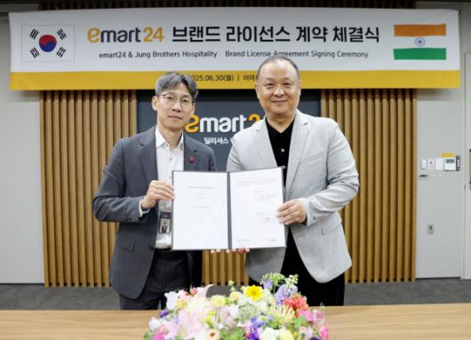 최진일 이마트24 대표(왼쪽)와 인도 시장 1세대 한인 사업가 피터 정 대표가 인도 진출을 위한 브랜드 라이선스 계약을 체결 후 기념 촬영을 하고 있다. [사진=이마트24]