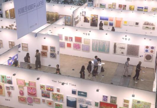 6월 26일 부산 해운대구 벡스코 제2전시장에서 열린 '2025 제14회 BFAA 부산국제아트페어' 및 '2025 제45회 부산미술제'에서 관람객들이 작품을 감상하고 있다. [사진=연합뉴스]