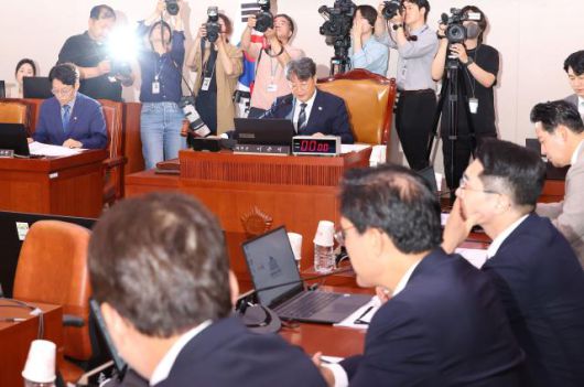 1일 국회에서 열린 법제사법위원회 전체회의에서 더불어민주당 소속 이춘석 위원장이 의사봉을 두드리고 있다.