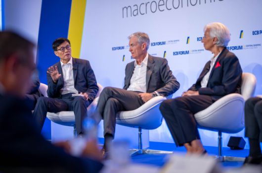 이창용 한국은행 총재가 1일(현지시간) 포루투갈 신트라에서 열린 유럽중앙은행(ECB) 정책포럼에서 발언하고 있다. [사진=ECB포럼]