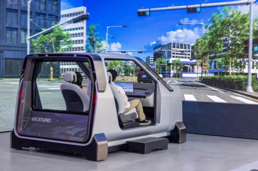 ‘UX 검증’ 구역에서 참가자들이 주행 시뮬레이션을 체험하는 모습.