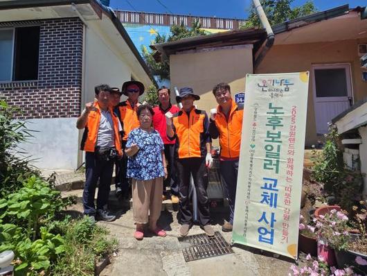 동해시자원봉사센터에서 강원랜드의 후원을 받아 진행된 ‘따뜻한 강원 만들기’ 노후 보일러 교체 사업을 성공적으로 완료하고 있다. [사진=동해시자원봉사센터]