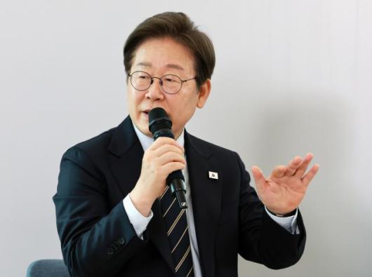 이재명 대통령이 지난 30일 서울 용산 대통령실 파인그라스에서 열린 문화예술계 수상자 간담회에서 발언하고 있다. [사진=대통령실통신사진기자단]