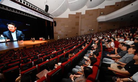 유정복 인천광역시장이 3일 인천글로벌캠퍼스에서 열린 '민선8기 3주년 기념 정책공감 직원소통 Day'에서 정책공감 특강을 하고 있다. [사진=인천시]