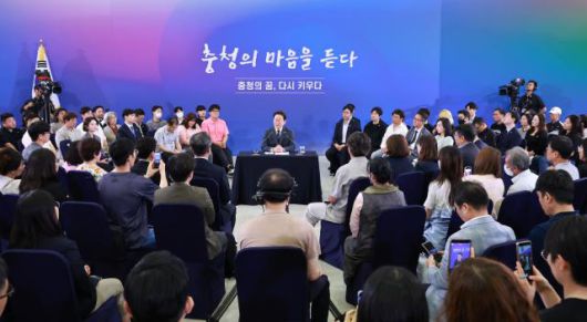 이재명 대통령이 지난 4일 대전컨벤션센터에서 타운홀 미팅 형식으로 열린 '국민소통 행보 2탄, 충청의 마음을 듣다' 간담회를 하고 있다. [사진=연합뉴스]