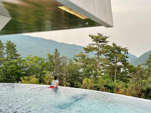 패밀리풀에서 수영을 즐기고 있는 투숙객. [사진=김다이 기자]