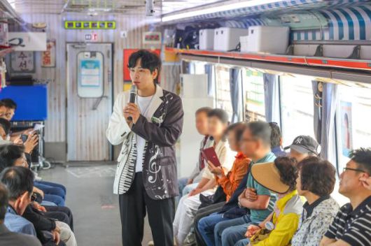 지난달 15일 열린 가수 황기동의 팔도장터관광열차 내 공연 장면 [사진=코레일관광개발]