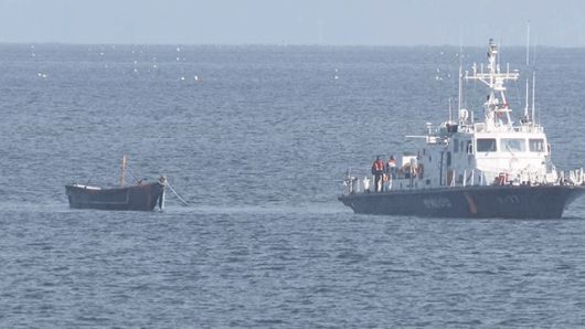 북한 주민 4명이 지난 2023년 10월 소형 목선을 타고 동해 북방한계선(NLL) 아래로 내려와 속초 앞바다에서 우리 어민에 의해 발견됐다. 군 당국이 소형 목선을 양양군 기사문항으로 예인하고 있는 모습. [사진=연합뉴스]