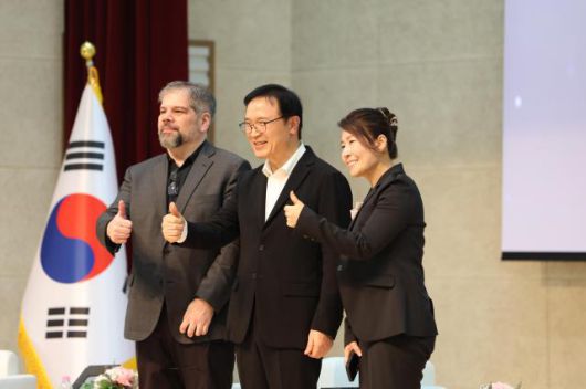 임태희 경기도교육감이 7월 8일 성남 국립국제교육원에서 열린 '2025 국제교류협력 콘퍼런스'에서 평화롭고 지속가능한 지구공동체를 위한 글로벌 교육 협력을 주제로 좌담회를 진행하고 있다. [사진=경기도교육청]