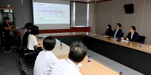 유정복 인천광역시장이 8일 인천 및 강화 연안 방사성 물질 조사와 관련해 인천보건환경연구원을 찾아 검사결과를 보고받고 있다. [사진=인천시]