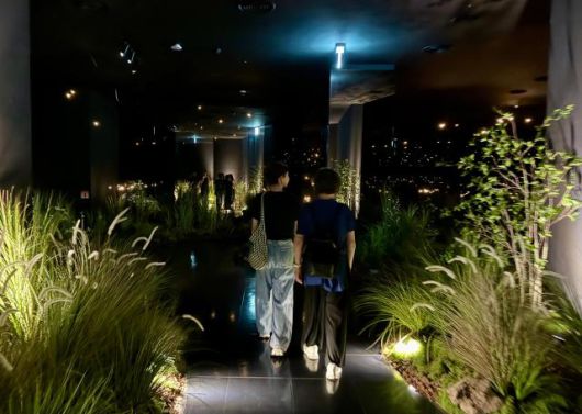 <연화, 설렘의 빛> 전시를 관람하고 있는 사람들.