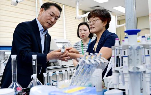유정복 인천광역시장이 8일 인천 및 강화 연안 방사성 물질 조사와 관련해 인천보건환경연구원을 찾아 실험실 검사장비를 점검하고 있다. [사진=인천시]