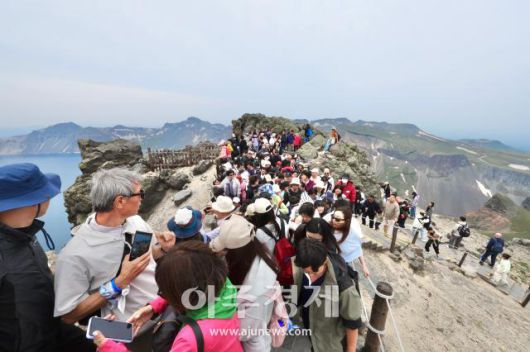 6월 27일 백두산 정상(북파)에서 사람들이 천지를 보기 위해 몰려있다. AJP 사진기자 한준구