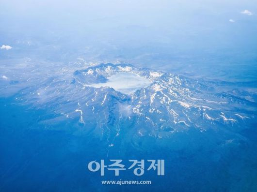 6월 13일 비행기에서 바라본 백두산의 모습. 아주경제 남궁진웅 기자