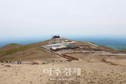 6월 27일 백두산 정상(북파)에서 바라본 주차장, 저곳부터는 걸어 올라가야 한다. AJP 한준구 사진기자