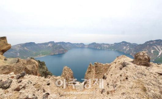 6월 27일 백두산 정상(북파)에서 바라본 천지의 모습. AJP 한준구 사진기자