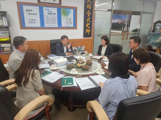 2025년 의료·요양·돌봄 통합지원 시범사업에 선정된 진안군이 사업의 원활한 추진과 협업체계 구축을 위해 최근 국민건강보험공단 진안무주장수지사와 간담회를 개최하고 있다.[사진=진안군]