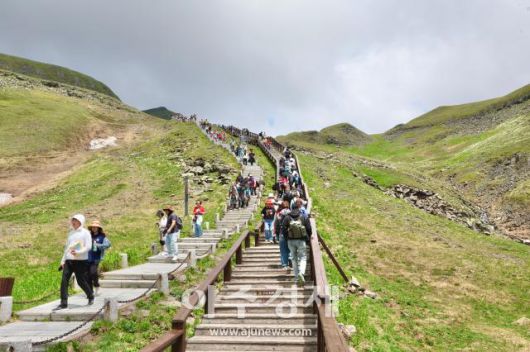 6월 28일 백두산 북파에서 사람들이 천지를 보기 위해 산을 오르고 있다. AJP 한준구 사진기자