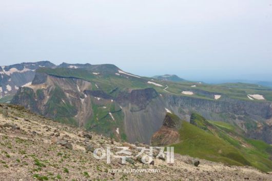 6월 27일 백두산 북파의 돌산들. AJP 한준구 사진기자
