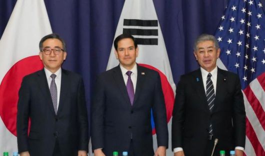 조태열 외교부 장관(왼쪽부터), 마크 루비오 미국 국무장관, 이와야 다케시 일본 외무상이 15일(현지시간) 독일 뮌헨의 바이어리셔호프 호텔 인근의 코메르츠방크에서 열린 한미일 외교장관회의에서 기념 촬영을 하고 있다. [사진=외교부]