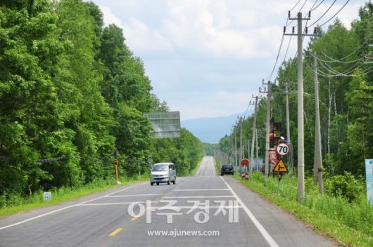 백두산 서파를 보기 위해 버스를 타고 이동해야 하는 도로. 도로엔 백두산에서 운영하는 버스와 봉고차를 제외한 차는 거의 보이지 않는다. AJP 사진기자 한준구