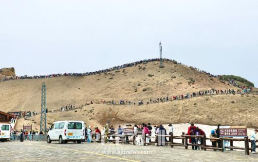 6월 27일 백두산 북파에서 사람들이 천지를 보기 위해 산을 오르고 있다. AJP 한준구 사진기자