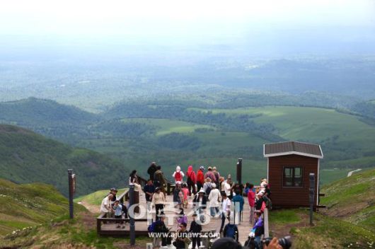 6월 28일 백두산 서파에서 사람들이 휴식을 취하고 있다. AJP 한준구 사진기자