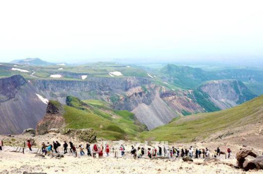 6월 27일 백두산 북파에서 사람들이 천지를 보기위해 산을 오르고 있다. AJP 한준구 사진기자