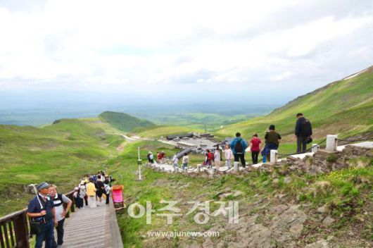 6월 28일 백두산 서파에서 사람들이 천지를 보기 위해 산을 오르고 있다. AJP 한준구 사진기자